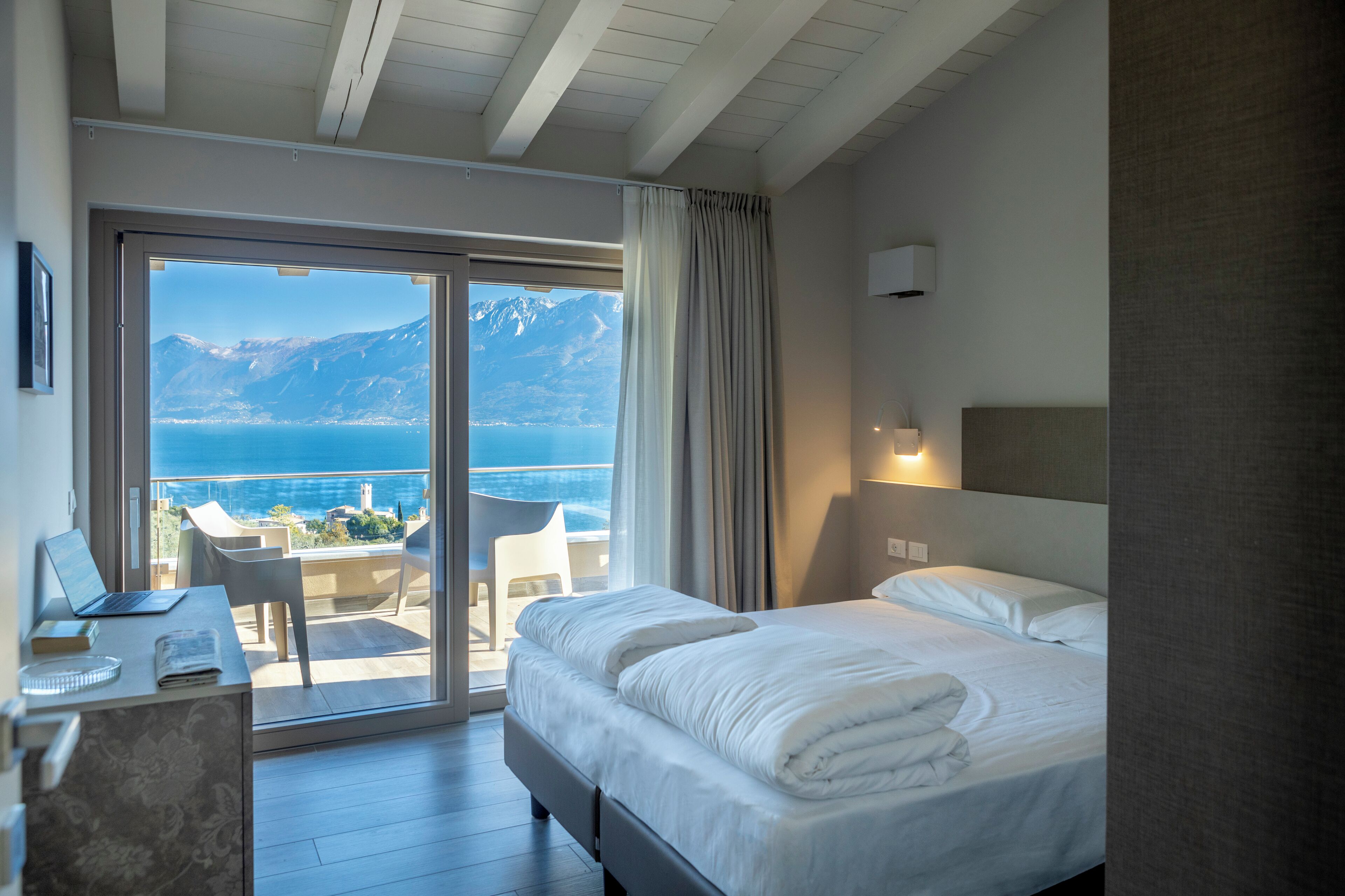 Apartamento, sacada, vista para o lago | Edredons de pluma, cofres nos quartos, quartos à prova de som