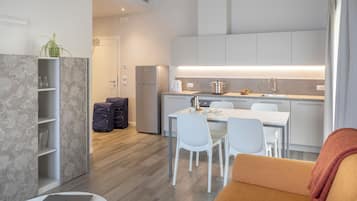 Appartement, balkon, uitzicht op meer | Woonruimte | Televisie