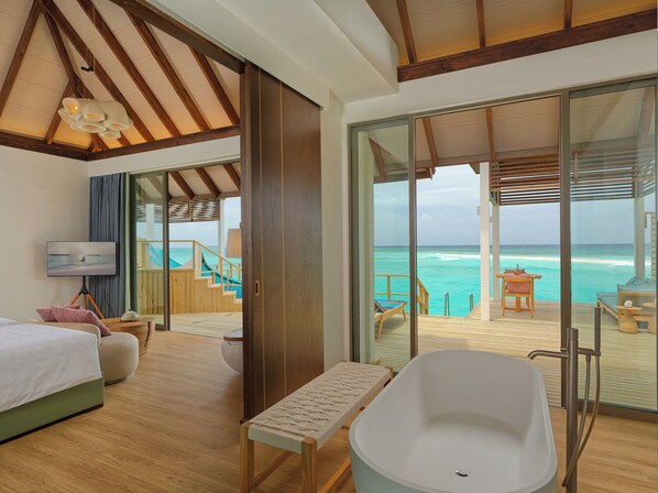 Two Bedroom Water Pool Villa with Slide | Baño | Tina y regadera independientes, secadora de cabello, toallas, jabón 