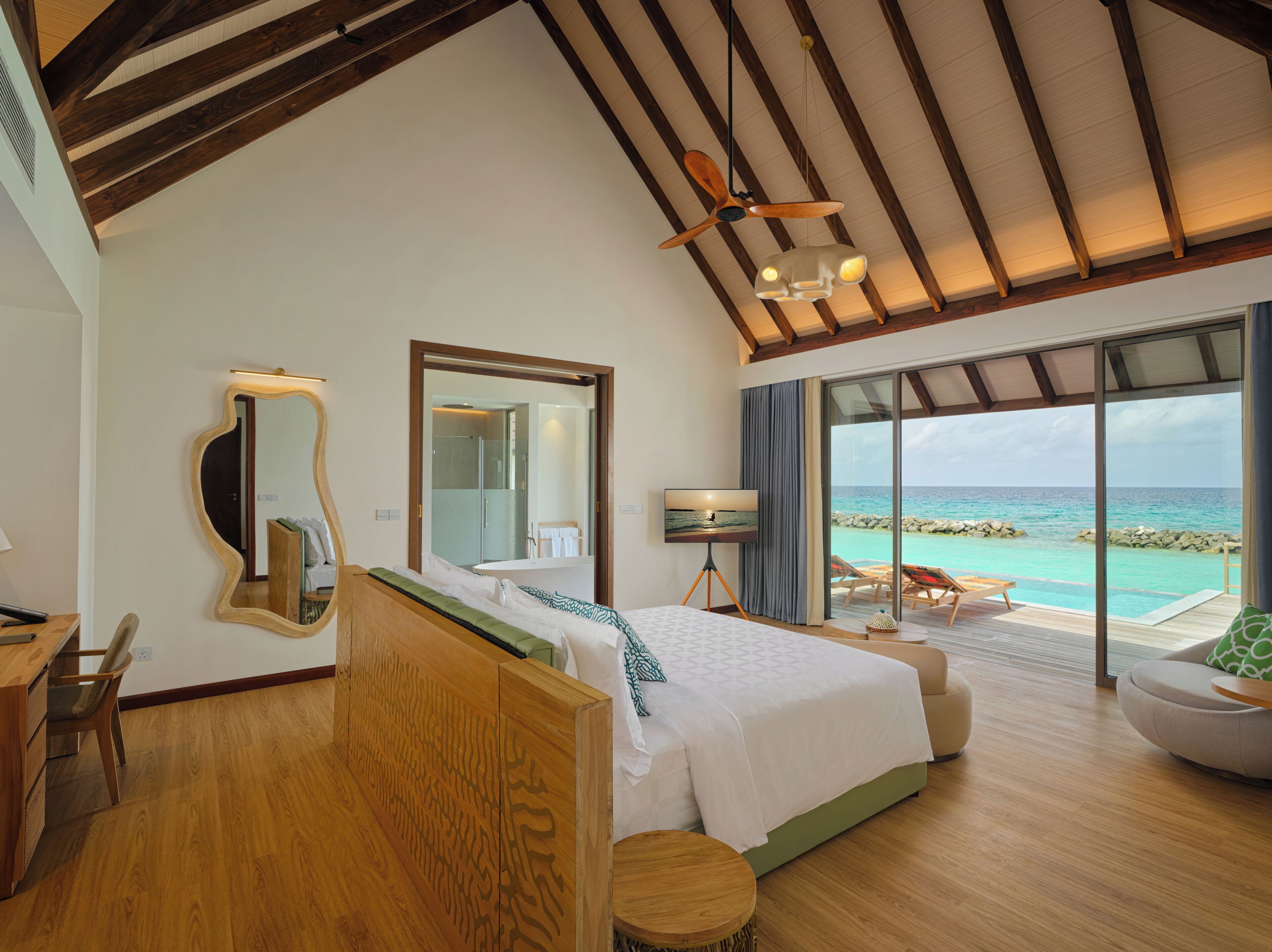 Two Bedroom Semi Ocean Pool Villa | Frigobar (abastecido com alguns itens grátis), cofres nos quartos