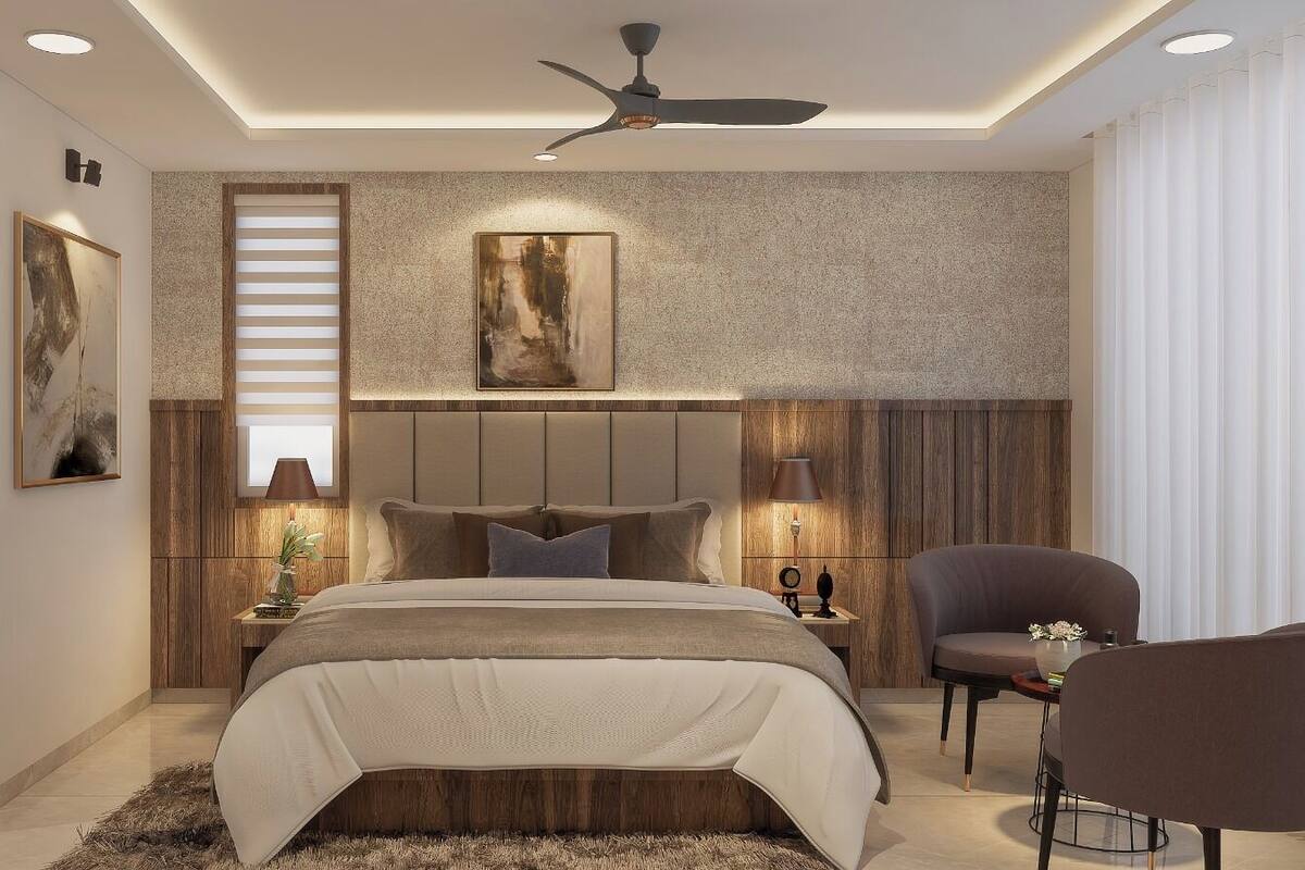 Une chambre moderne avec un grand lit, deux tables de chevet, un ventilateur de plafond et une fenêtre équipée de stores.