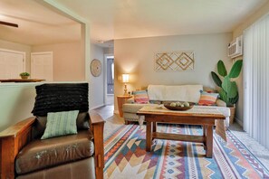Smart TV, fireplace, offices - Jelinek Hideaway Unit 7 - Modern 1BR Apartment (Schofield)