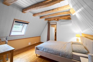 3 habitaciones, tabla de planchar con plancha y ropa de cama