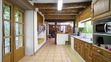 Kylskåp, mikrovågsugn, ugn och spishäll