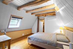 3 bedrooms, iron/ironing board, bed sheets