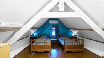 3 bedrooms, iron/ironing board, bed sheets