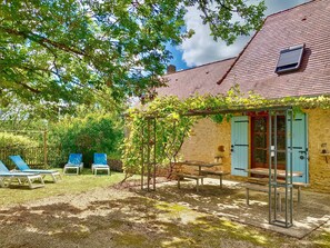 Outdoor dining - Domaine de Vic, House for 4 to 6 Guests (Saint-Chamassy)