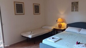 Family Triple Room, Balcony, Garden View - Serendipity (Grottaferrata)
