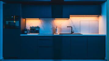 Geladeira, micro-ondas, fogão, cooktop