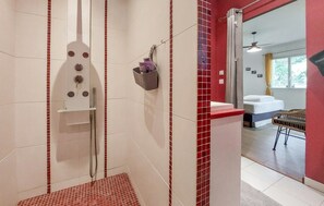 Shower, hair dryer - 3 bedroom stunning home in Sarliac (Sarliac)