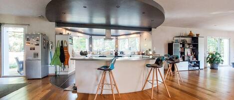 Een koelkast, een oven, een kookplaat, een vaatwasser