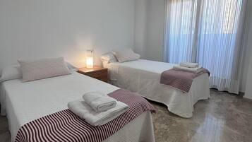 3 slaapkamers, een strijkplank/strijkijzer, wifi, beddengoed