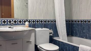 Een haardroger, een bidet, handdoeken, zeep