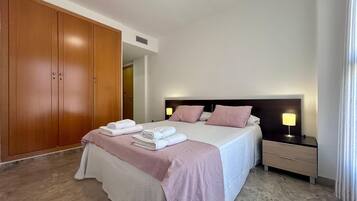 3 slaapkamers, een strijkplank/strijkijzer, wifi, beddengoed