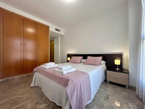 3 bedrooms, iron/ironing board, WiFi, bed sheets