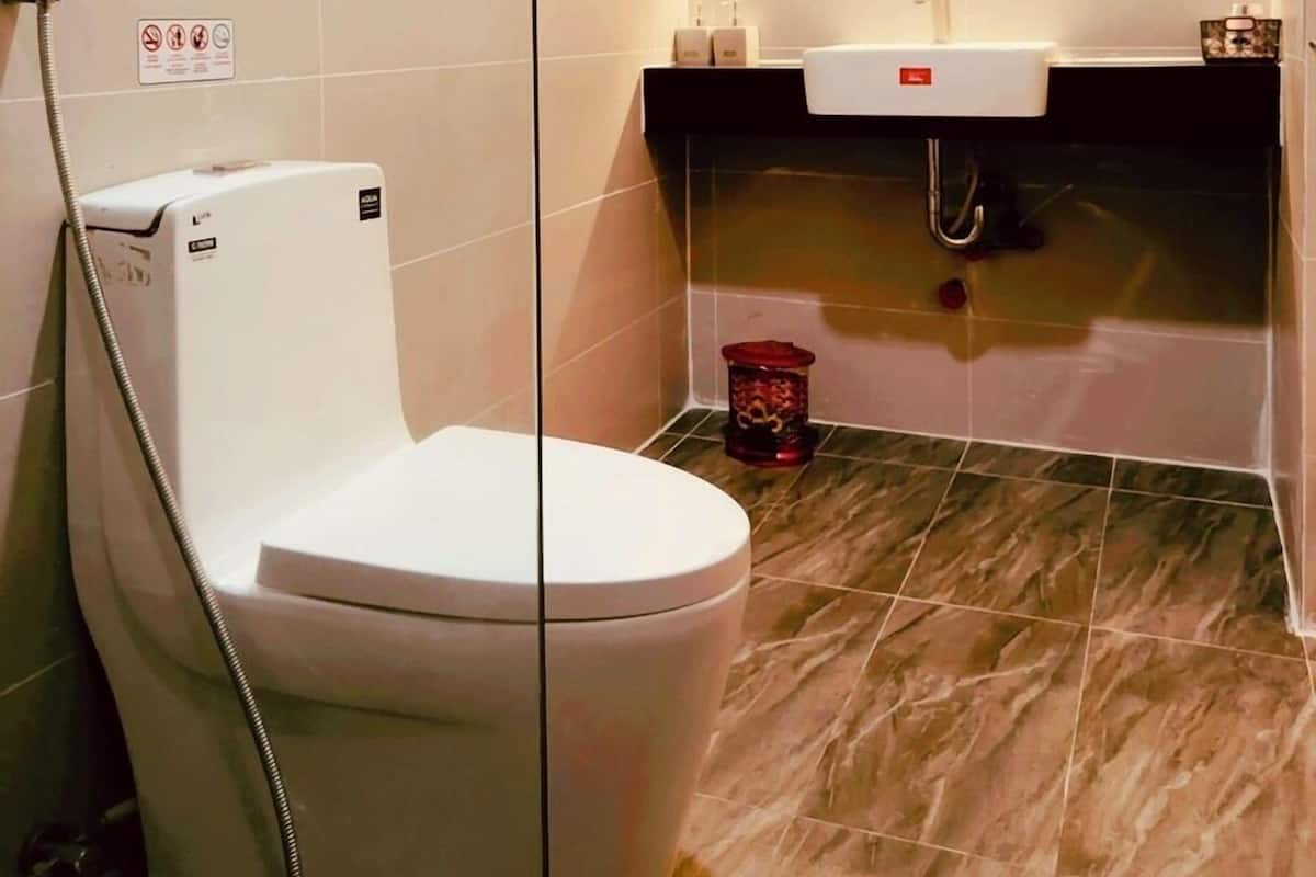 Superior Single Room | Bathroom | Shower, hair dryer, towels, soap