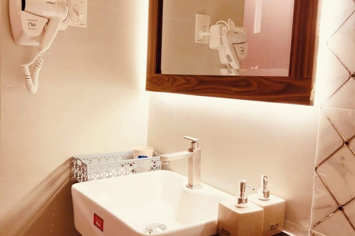 Standard Double Room Single Use | Bathroom | Shower, hair dryer, towels, soap