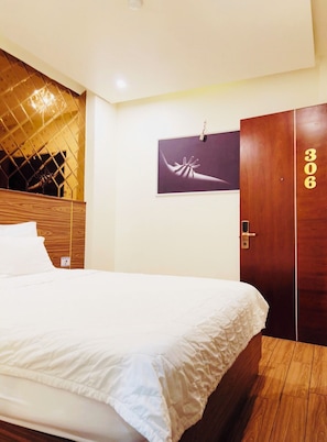 Superior Single Room | Desk, free WiFi