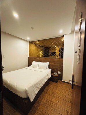 Habitación individual superior | Camas con efecto memoria, minibar y escritorio