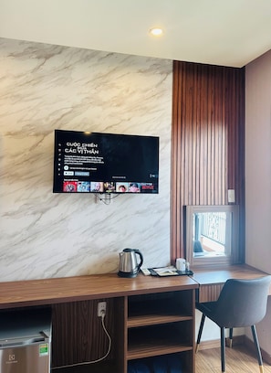Deluxe Double Room Single Use | In-room dining