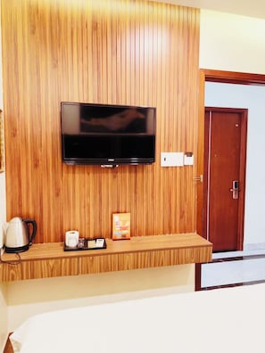 Habitación doble estándar de uso individual | Camas con efecto memoria, minibar y escritorio