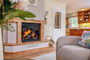 TV, fireplace, books, stereo