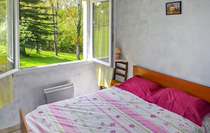 2 bedrooms, iron/ironing board, free WiFi