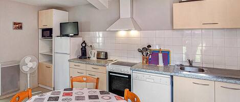 Fridge, oven, stovetop, dishwasher