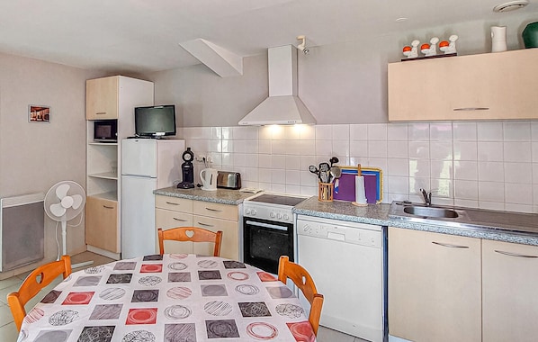 Fridge, oven, stovetop, dishwasher