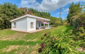 Una casa pequeña de un solo piso con un porche cubierto.