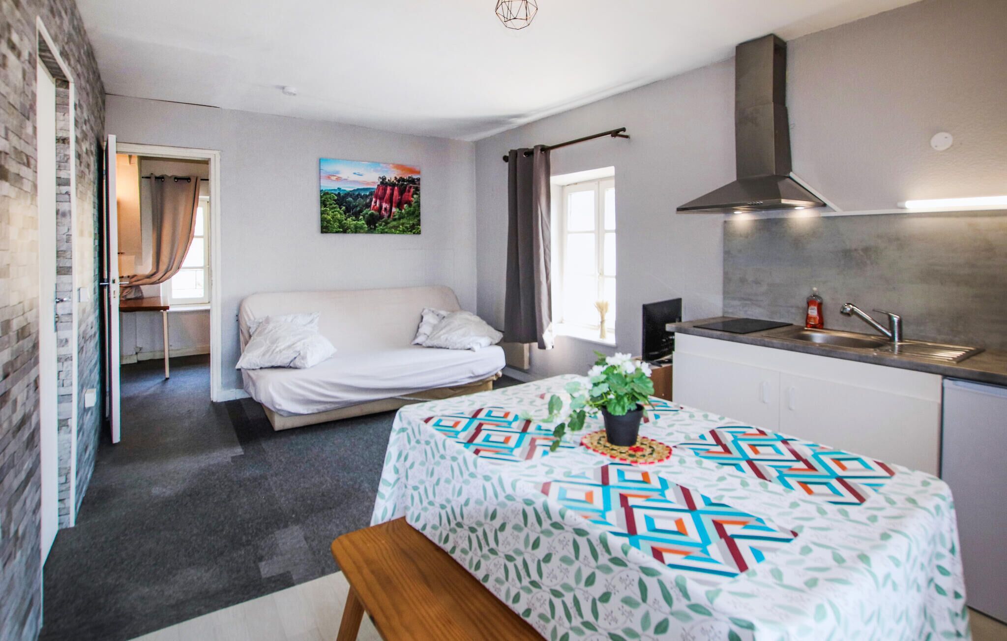 1 chambre, fer et planche à repasser, lit parapluie