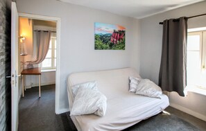 1 habitación, tabla de planchar con plancha y cuna de viaje 