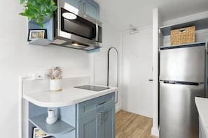 Cooktop, talheres/pratos/utensílios de cozinha