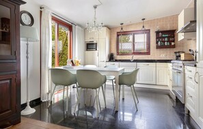 Fridge, microwave, oven, stovetop - Amazing home in Erm with WiFi (Erm)