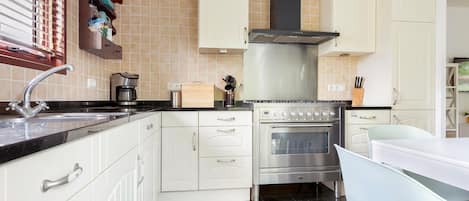 Frigorífico, horno, placa de cocina y lavavajillas