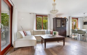 Smart TV - Amazing home in Erm with WiFi (Erm)