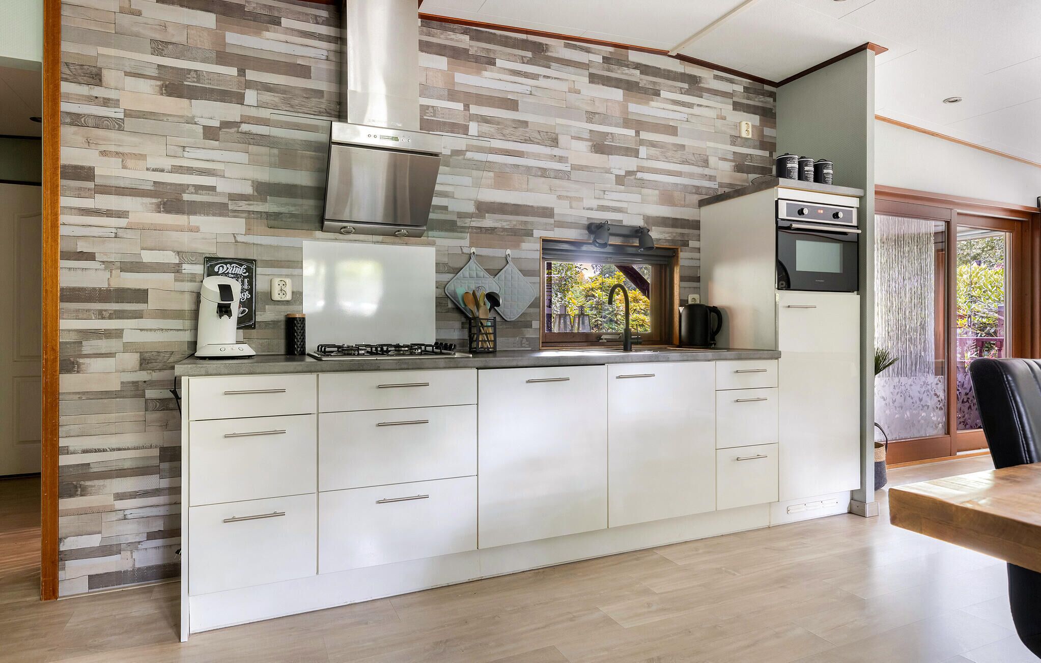 Geladeira, cooktop, lava-louças, cafeteira/chaleira