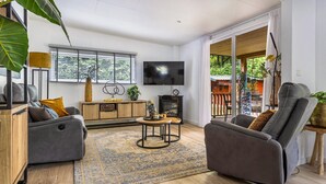 A modern living room with a sofa, armchairs, a coffee table, and a TV. - 1 bedroom stunning home in Erm (Erm)