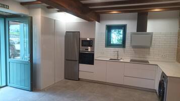 Een koelkast, een magnetron, een oven, een vaatwasser