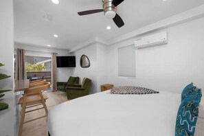 Iron/ironing board, WiFi - Stylish Studio with Big Patio (San Diego)