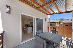 Outdoor dining - Stylish Studio with Big Patio (San Diego)