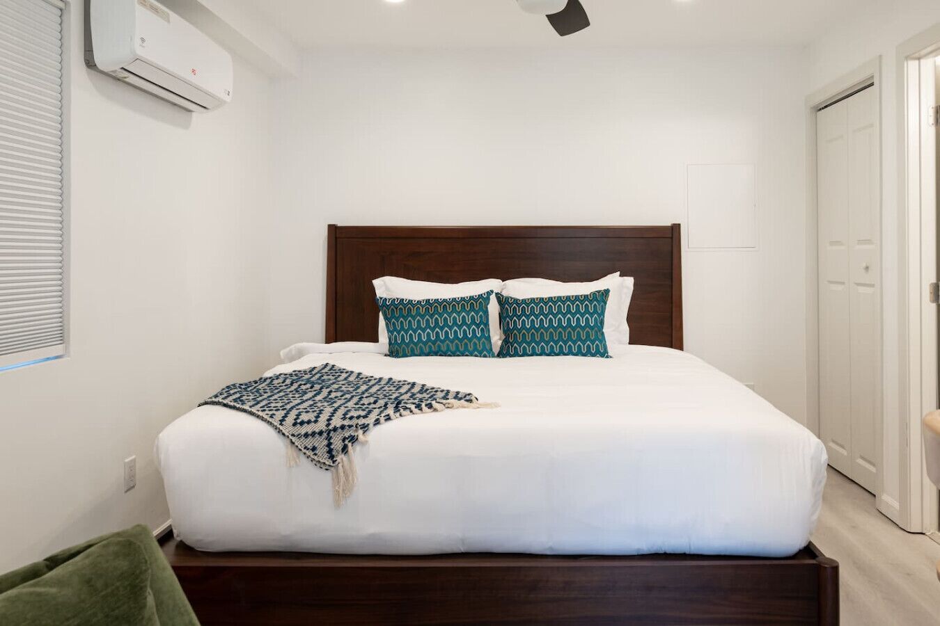 Escritorio, tabla de planchar con plancha, wifi y ropa de cama 