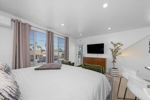 Desk, iron/ironing board, WiFi, bed sheets