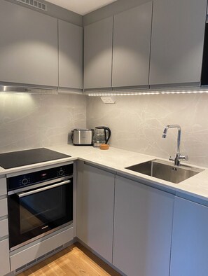 Microwave, oven, stovetop, dishwasher - Newly renovated apartment with free parking (HISINGS BACKA)