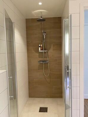 Suihku, hiustenkuivaaja, pyyhkeet, saippua