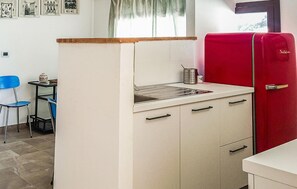 Kühlschrank, Wasserkocher mit Kaffee-/Teezubehör