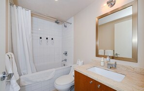 Hårtork, handdukar, tvål och toalettpapper