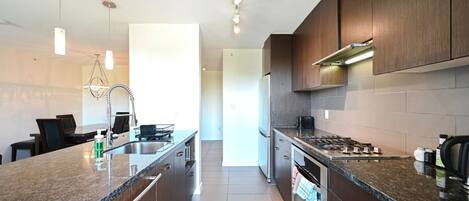 Jääkaappi, mikroaaltouuni, uuni, liesi