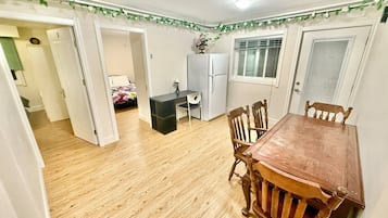 3 室のベッドルーム、デスク、WiFi、ベッドシーツ