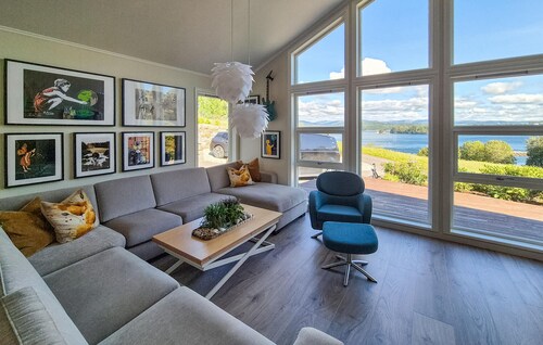 Beautiful home in Bjørøyhamn with house sea view